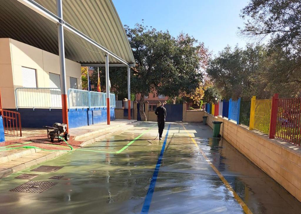 29 centros educativos de Marbella, entre ellos tres guarderías, se ponen a punto tras la Navidad - Limpieza colegios1 29 centros educativos de Marbella, entre ellos tres guarderías, se ponen a punto tras la Navidad - Limpieza colegios1