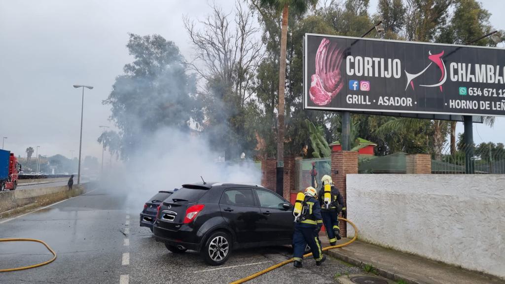 Un coche ardiendo en la calzada paralela a la A-7 junto al restaurante Grill Cortijo Chambao - WhatsApp Image 2023 01 17 at 16.08.01 Un coche ardiendo en la calzada paralela a la A-7 junto al restaurante Grill Cortijo Chambao - WhatsApp Image 2023 01 17 at 16.08.01