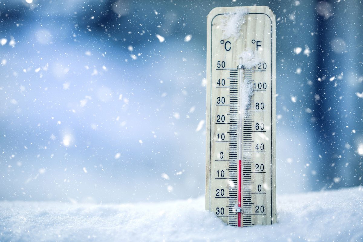 La provincia de Málaga se prepara para el 'constipado' de los termómetros debido a la borrasca Fien - bigstock thermometer on snow shows low 211208290