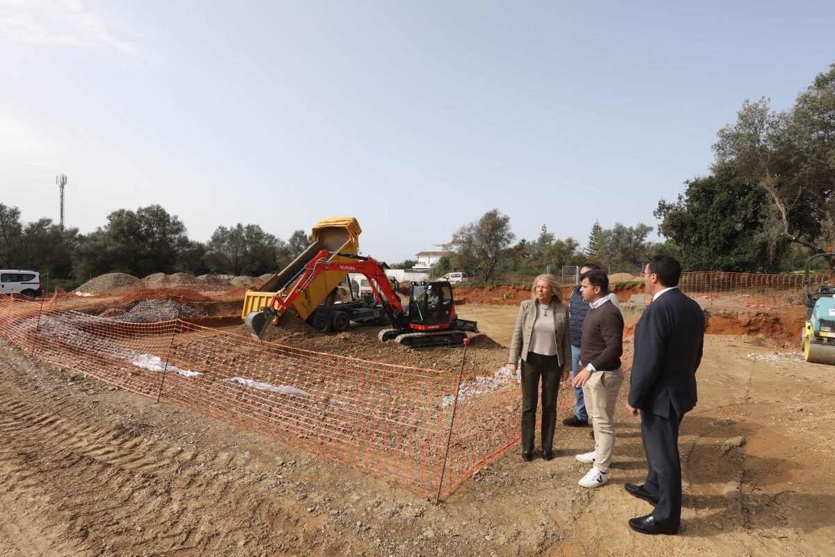 Se inicia la construcción de la piscina municipal de Las Chapas en una parcela de 6.000 metros cuadrados - 0H3A4230 1 Visita al comienzo de las obras en Las Chapas.