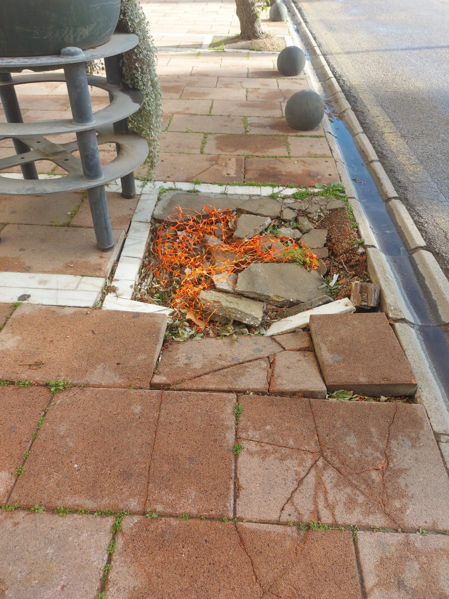 IU pide explicaciones a García Urbano sobre el plan de asfalto alegando el estado "lamentable" de las aceras - 20230125 104856 Estado de acera en la avenida España.