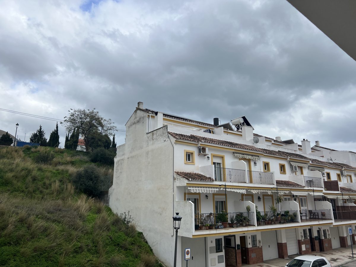 Unos vecinos de Estepona sufren apagones debido al mal temporal: “Se va la luz todo el tiempo” - A3DF501D 4467 4392 BBE2 D1AF4AA76B93 Unos vecinos de Estepona sufren apagones debido al mal temporal: “Se va la luz todo el tiempo” - A3DF501D 4467 4392 BBE2 D1AF4AA76B93