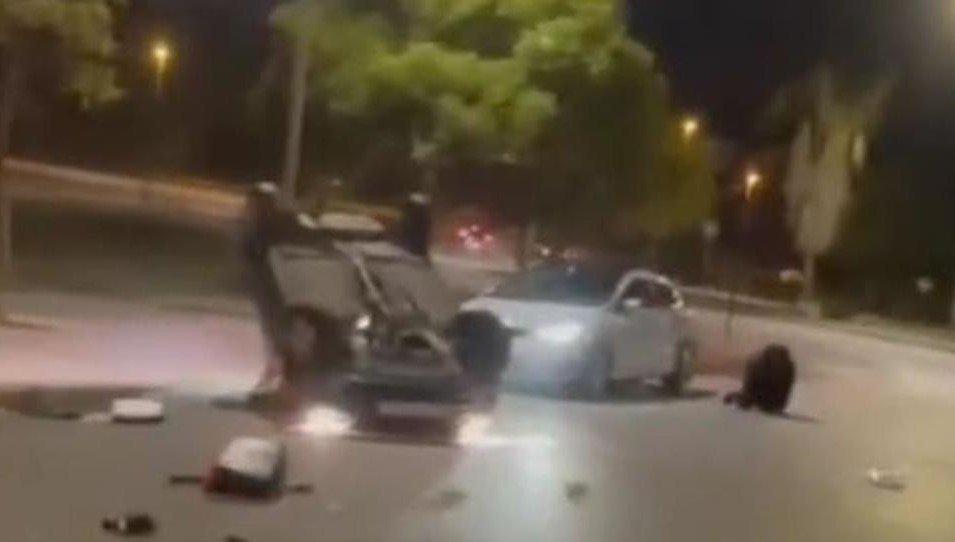 Detenido tras volcar su coche en una rotonda, con otro ocupante sentado en la ventanilla, y huir - Accidente Marbella Detenido tras volcar su coche en una rotonda, con otro ocupante sentado en la ventanilla, y huir - Accidente Marbella
