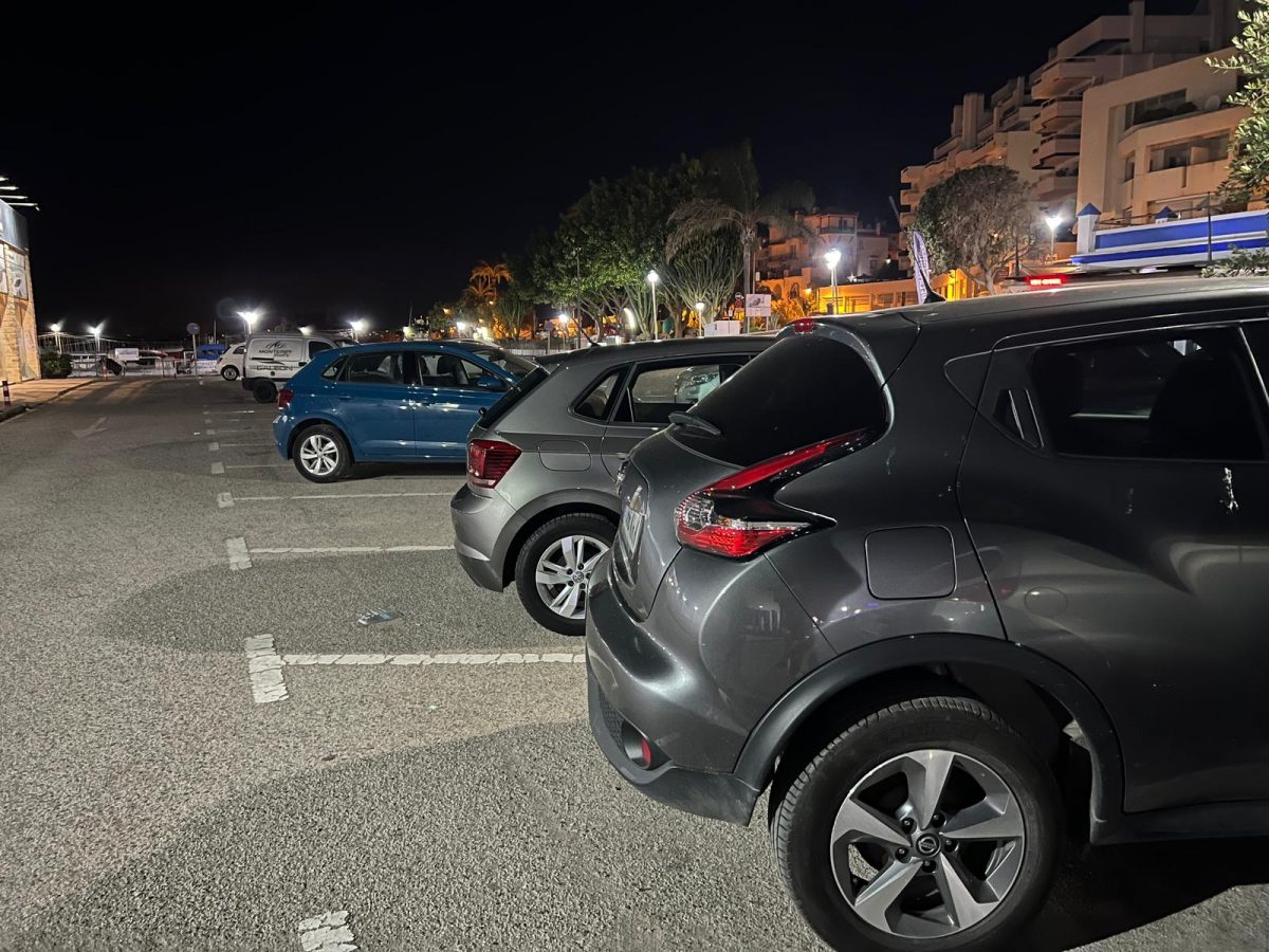 Destroza alrededor de 14 coches una noche en el Puerto de Estepona - WhatsApp Image 2023 02 06 at 12.16.46 Coches aparcados en el parking del Puerto Deportivo de Estepona. / D.MACÍAS