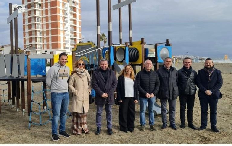 El litoral de Manilva incorpora un parque infantil nuevo, un tractor y aseos - WhatsApp Image 2023 02 14 at 13.34.23 e1676378339822 El litoral de Manilva incorpora un parque infantil nuevo, un tractor y aseos - WhatsApp Image 2023 02 14 at 13.34.23 e1676378339822
