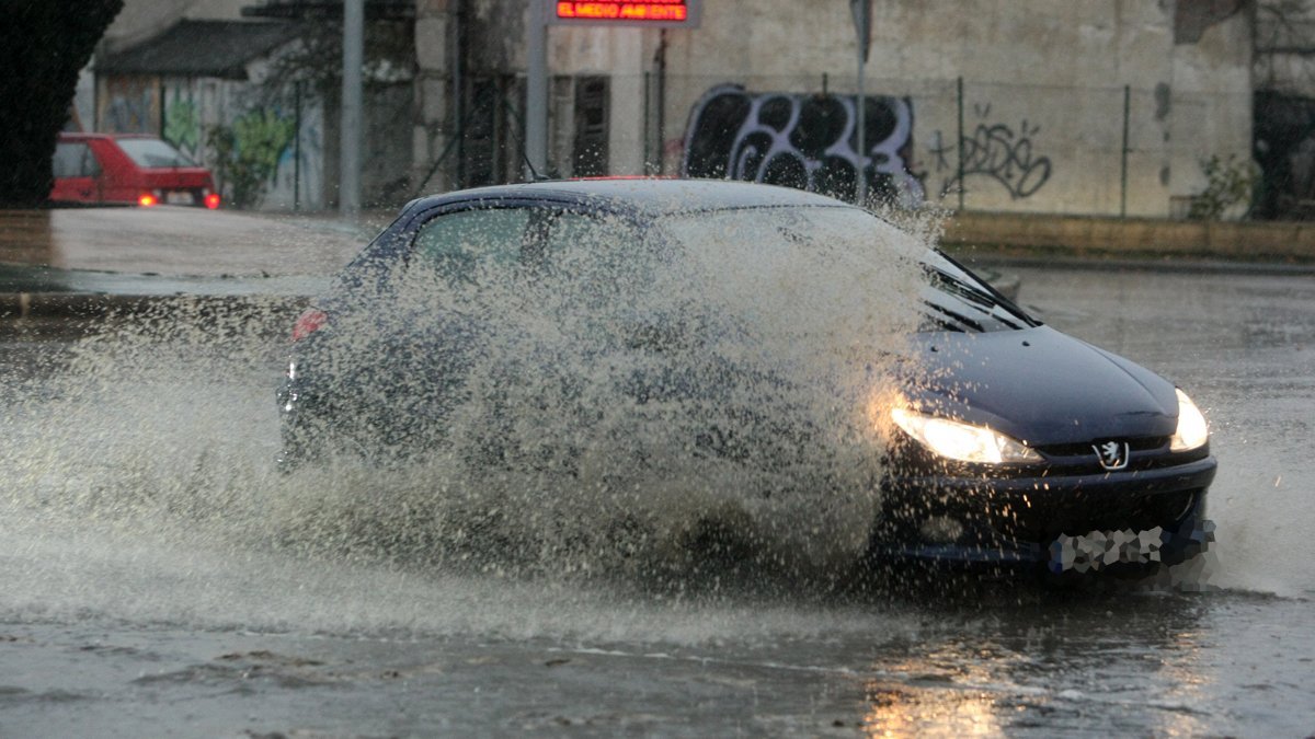 Estas son todas las carreteras afectadas de la provincia de Málaga tras las lluvias de las últimas horas - coche lluvia 231119 Imagen de archivo de un coche con lluvia en la carretera.