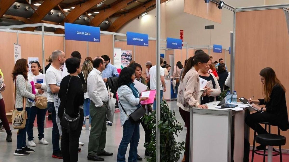 Casi mil puestos de trabajo en la feria de empleo de Cruz Roja - feria empleo malaga Feria de empleo. Archivo