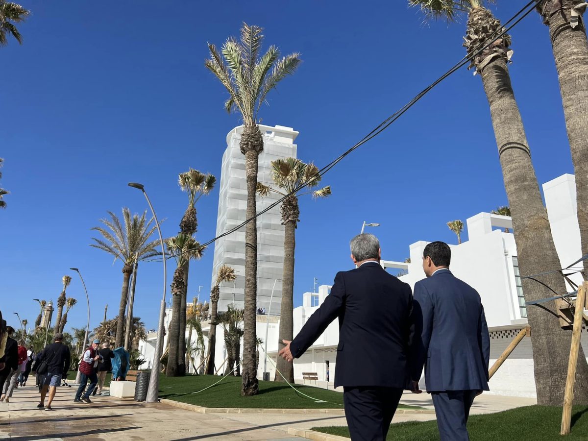 El balcón al Mediterráneo ya es una realidad con el nuevo Mirador del Carmen - 338454602 746708156952138 6734909489061436716 n Alcalde de Estepona junto al presidente de la Junta llegando al Mirador del Carmen. / D.MACÍAS