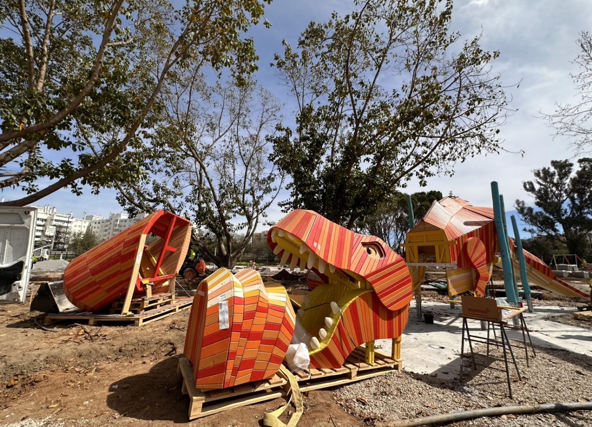 Nuevos juegos infantiles para el Parque Natural de Fuengirola, cuyas obras llegan a su final - Entre los elementos que se estan instalando destacaco un multijuego con froma de tiranosaurio Multijuego en forma de tiranosaurio.
