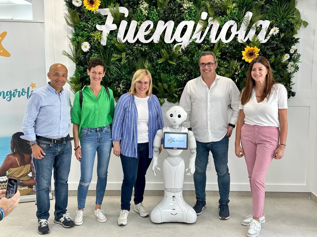 Fuengirola ya cuenta con una nueva Oficina de Turismo con los mayores avances tecnológicos - Mula y concejales del equipo de Gobierno junto al robot humanoide