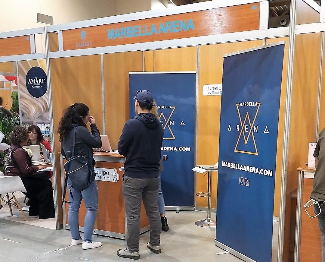 Más de 1.000 currículums llegan a las manos del Marbella Arena para sus 300 vacantes - Numerosas personas asisten al stand de Marbella Arena Numerosas personas asisten al stand de Marbella Arena.