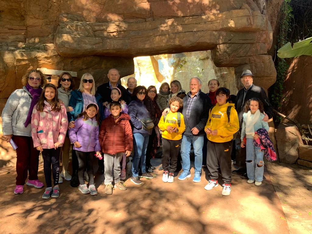 Se abre el plazo de inscripción en la ruta del Cerezo en Flor para la tercera edad en Fuengirola - Un grupo de mayores visita Bioparc junto a sus nietos con el Area de Tercera Edad Un grupo de mayores acompañados por sus nietos visita las instalaciones de Bioparc Fuengirola, dentro de las actividades organizadas por el Área de Tercera Edad.