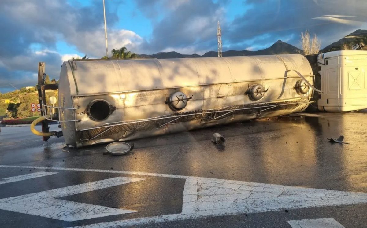 Un camión cisterna lleno de agua vuelca a la altura de La Cañada - WhatsApp Image 2023 03 08 at 12.06.02 El camión volcado en la rotonda de acceso a Marbella por Ojén. / Marbella Se Queja