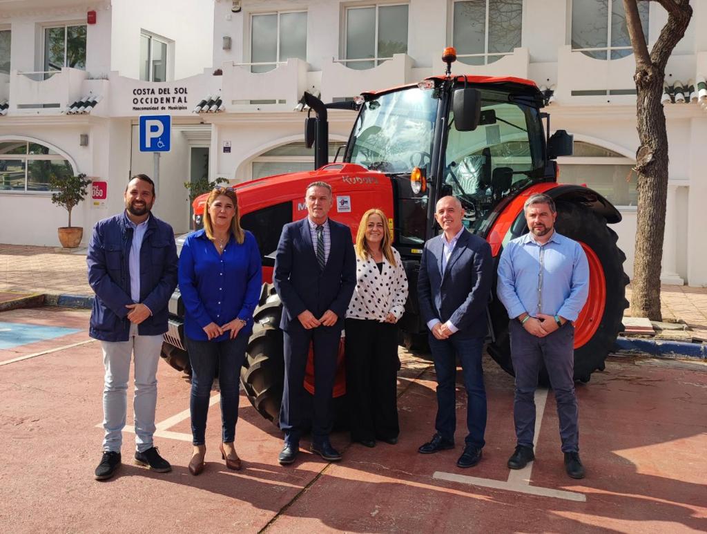 Manilva refuerza el mantenimiento de sus playas con la incorporación de un súper tractor - WhatsApp Image 2023 03 20 at 11.10.25 Manilva refuerza el mantenimiento de sus playas con la incorporación de un súper tractor - WhatsApp Image 2023 03 20 at 11.10.25