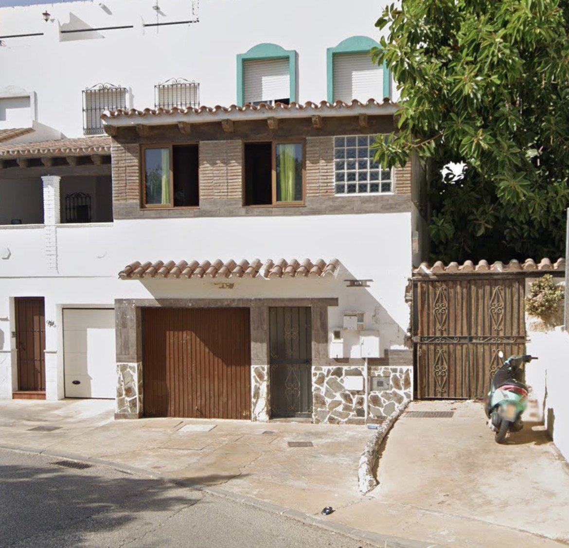La madre del joven detenido por disparar a su padrastro en Estepona se autoinculpó para proteger a su hijo - image 6487327 5 Vivienda donde ocurrieron los hechos.