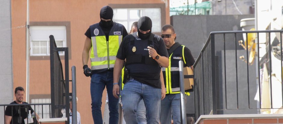 La detención de Piolín en Manilva, uno de los narcos más peligrosos ceutíes, 'acaba' la guerra entre clanes - 63454c6b9d764 Una imagen de la Operación Plomo, dedicada a acabar con la guerra entre clanes en Ceuta. / EFE