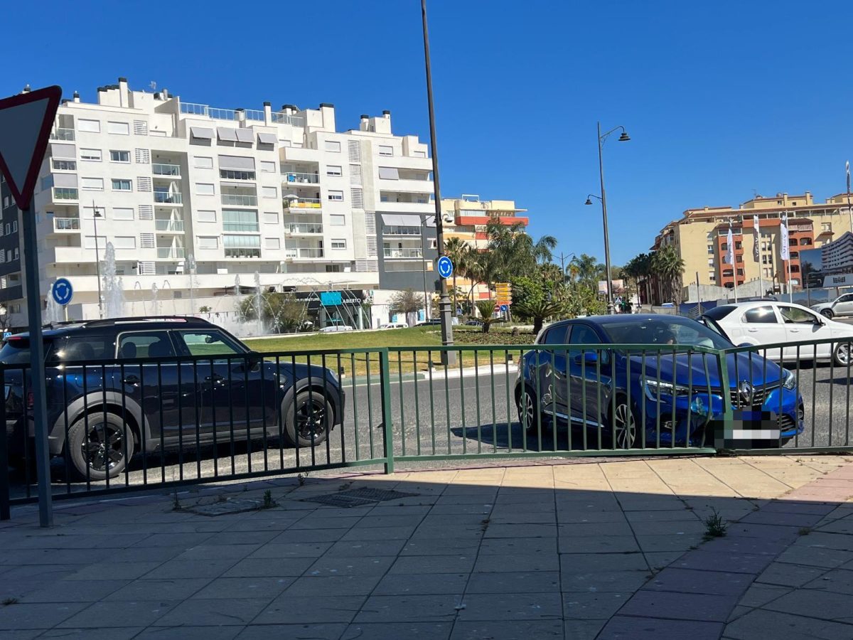 Un coche choca contra otro al saltarse un ceda en una rotonda a la entrada de Estepona - 7D0BFFD3 EBAA 4C26 A090 3F9B77B1EA49 Un coche choca contra otro al saltarse un ceda en una rotonda a la entrada de Estepona - 7D0BFFD3 EBAA 4C26 A090 3F9B77B1EA49