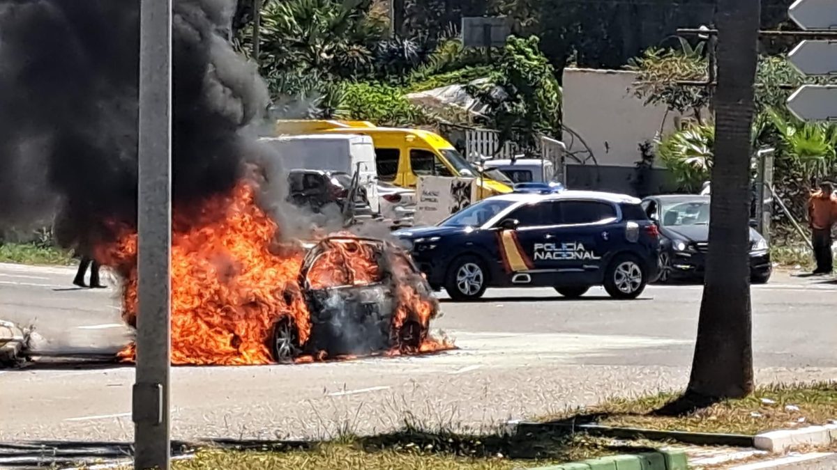 Sale ardiendo un coche en la rotonda de Selwo - Incendio coche Selwo Estepona Sale ardiendo un coche en la rotonda de Selwo - Incendio coche Selwo Estepona
