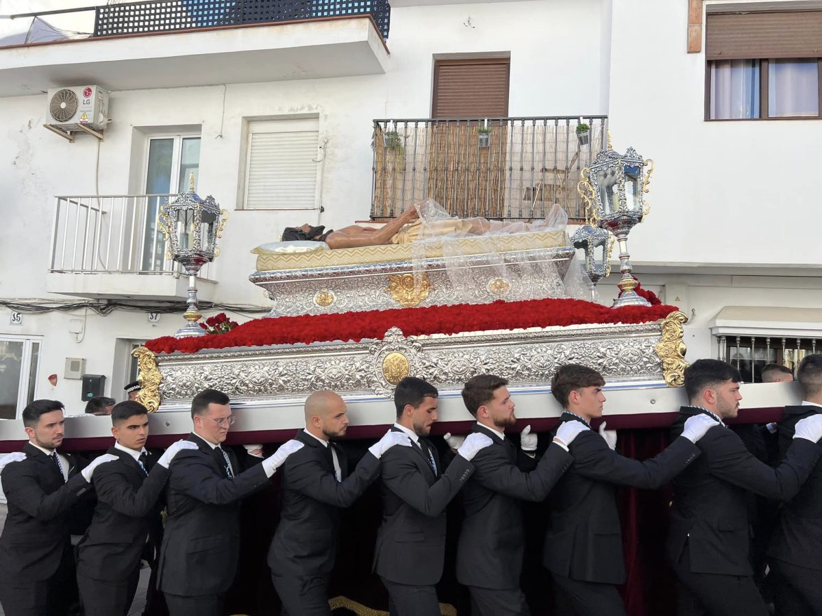 Manilva acompaña al Santo Entierro y la Virgen de los Dolores - Portada buena Manilva acompaña al Santo Entierro y la Virgen de los Dolores - Portada buena
