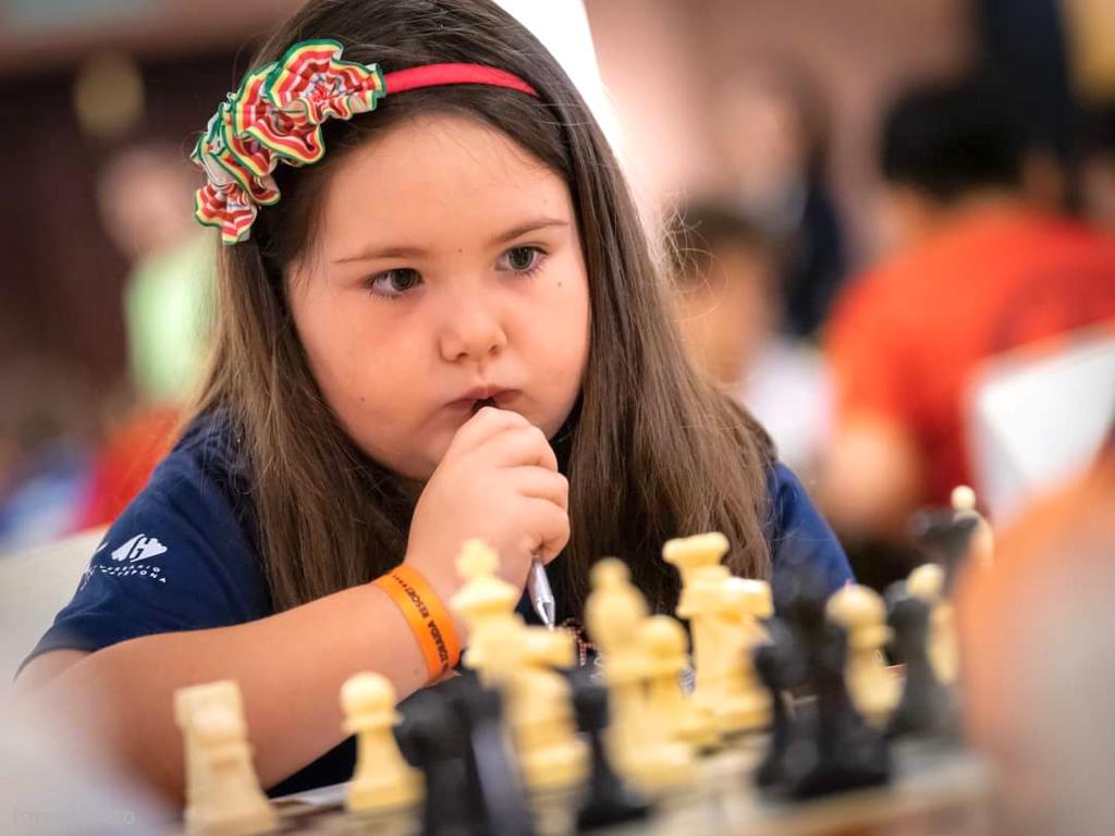 La esteponera María González, con tan solo 8 años, se proclama campeona de Ajedrez de Andalucía - WhatsApp Image 2023 04 17 at 12.13.15 María González jugando al ajedrez