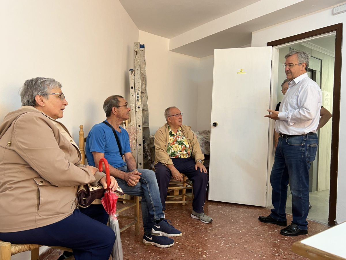 Los vecinos del San Fernando piden explicaciones al alcalde: “Por qué tenemos que creer al Ayuntamiento cuando sabemos que hace lo que le da la gana” - 63A1045C 00EA 40A2 A6F9 9C91C84F5215 Momento en el que el alcalde ha irrumpido en la convocatoria de prensa de los vecinos del San Fernando. / D.MACÍAS