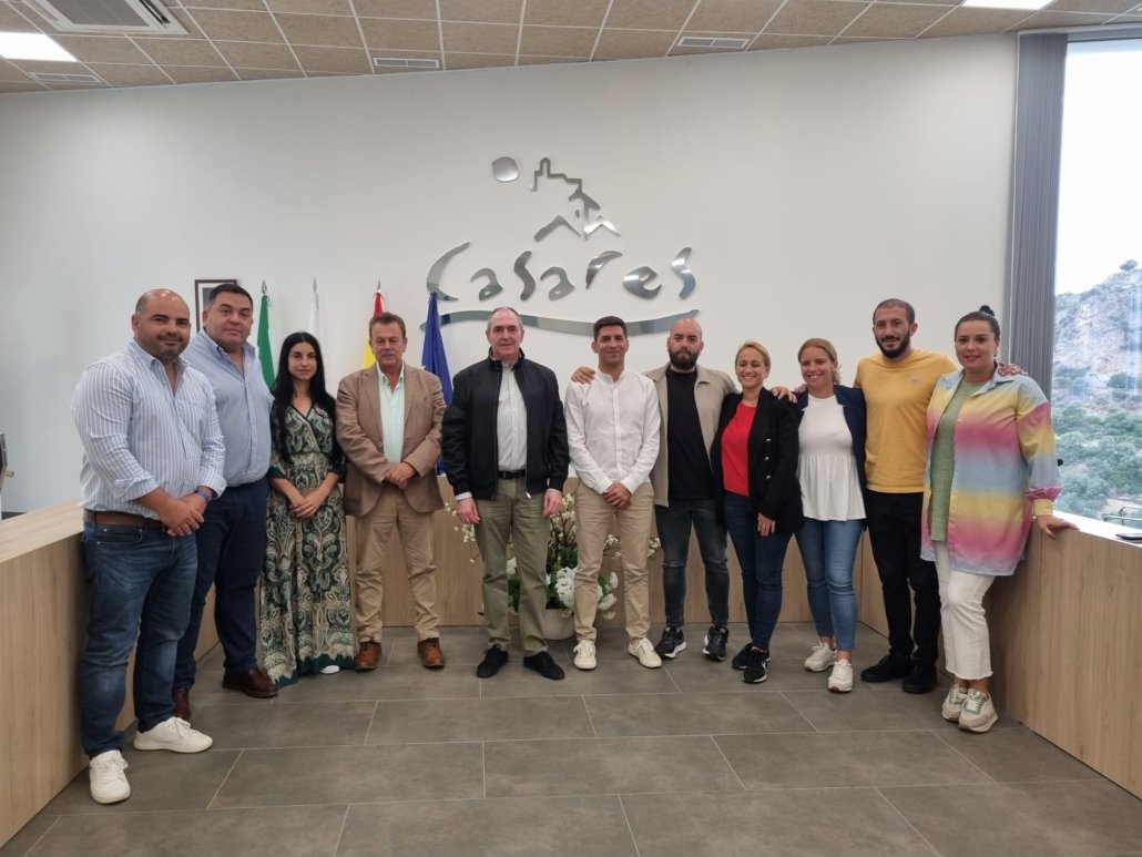 Pepe Carrasco, Chelu Herrera y Rocío Ruiz dicen adiós a la política en Casares - 76e265ec 4759 415e b020 35e7af2364e0 1030x773 1 Foto de familia tras el último pleno de la corporación, en la que se despidieron Pepe, Chelu y Rocío.