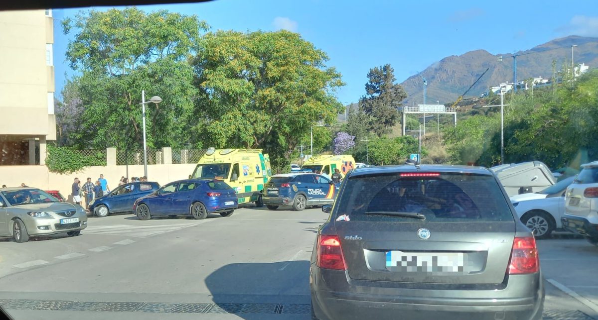 Muere la joven del accidente con el patinete en Estepona - C3A4ED05 A2F8 4FD1 98FD ECEE7391084A Momento del accidente, la joven siendo atendida por los sanitarios. / Área
