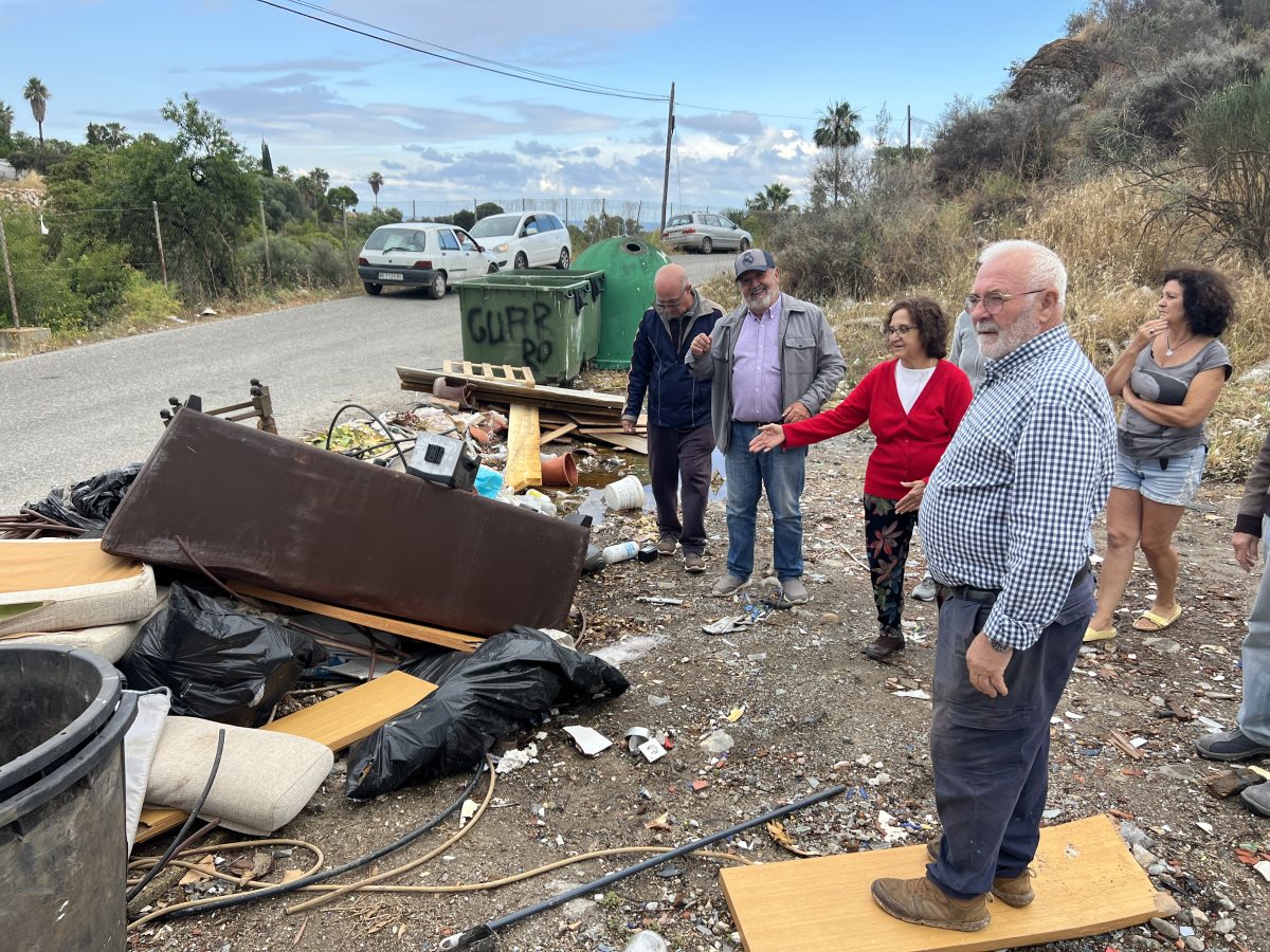 Vecinos del extrarradio denuncian el estado de "dejadez" y la acumulación de basura - IMG 3202 Vecinos de la Alberdina junto a la basura depositada frente a sus casas. / D.MACÍAS