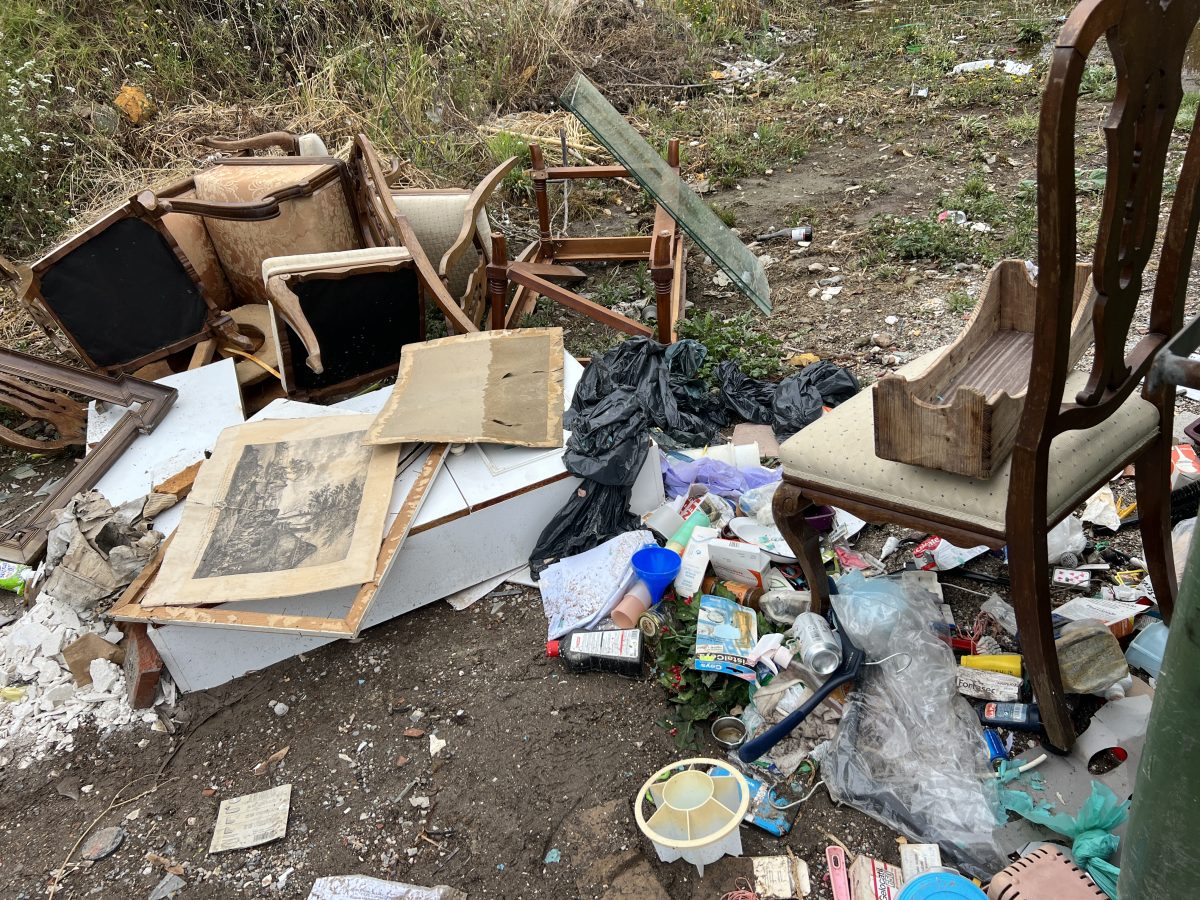 Vecinos del extrarradio denuncian el estado de "dejadez" y la acumulación de basura - IMG 3213 Vecinos del extrarradio denuncian el estado de "dejadez" y la acumulación de basura - IMG 3213