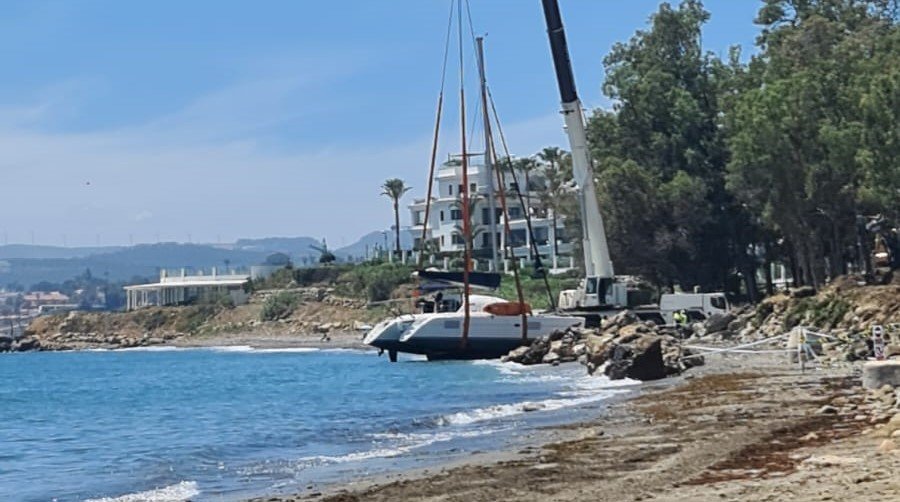 Trabajos para sacar el velero varado en la Playa del Cristo - Velero portada buena Trabajos para sacar el velero varado en la Playa del Cristo - Velero portada buena