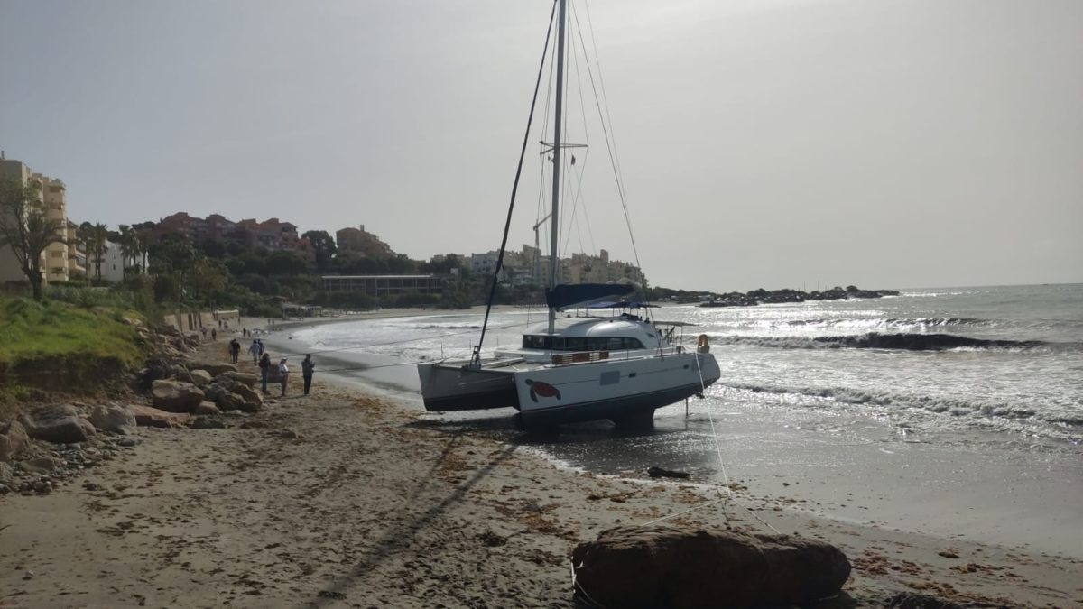 El catamarán llevaba encallado en Estepona desde el 5 de abril - WhatsApp Image 2023 05 08 at 13.12.48 El catamarán llevaba encallado en Estepona desde el 5 de abril - WhatsApp Image 2023 05 08 at 13.12.48
