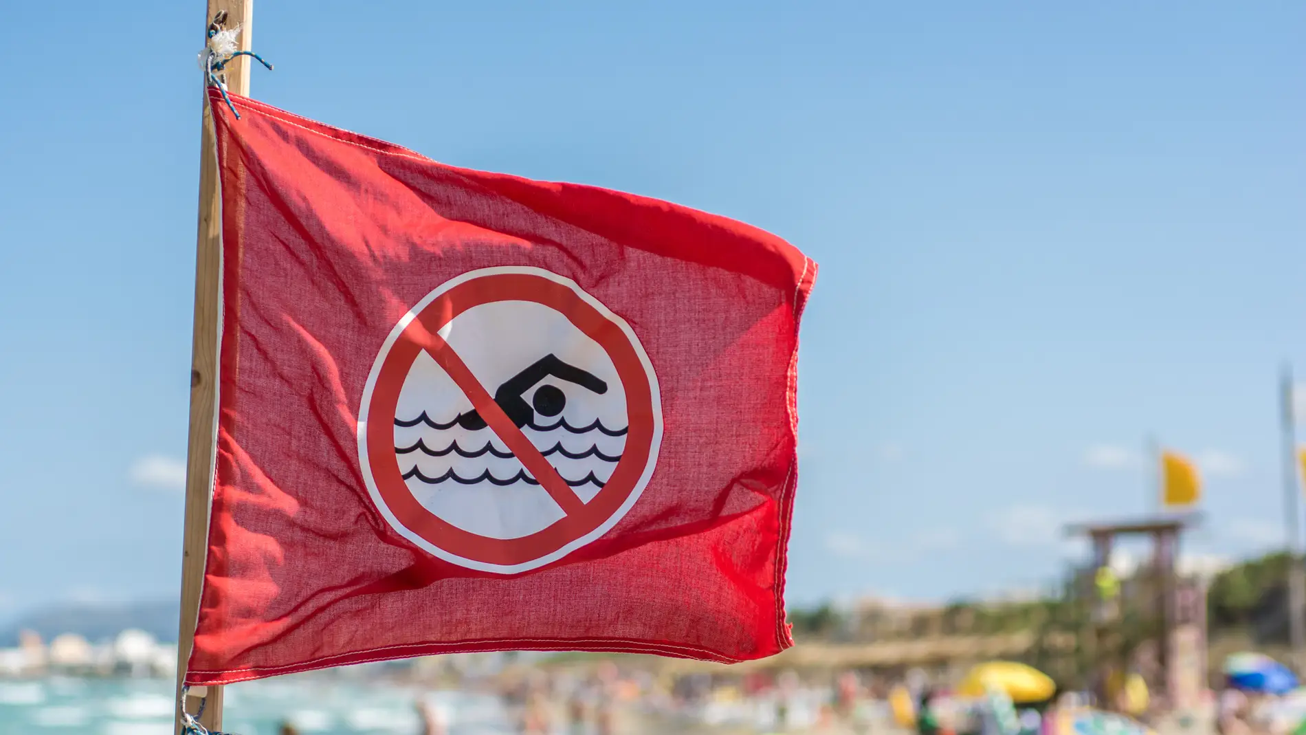 Bandera roja en las playas de Marbella ante el aviso por fuertes tormentas eléctricas en la Costa del Sol - bandera roja playa 98 bandera roja playa