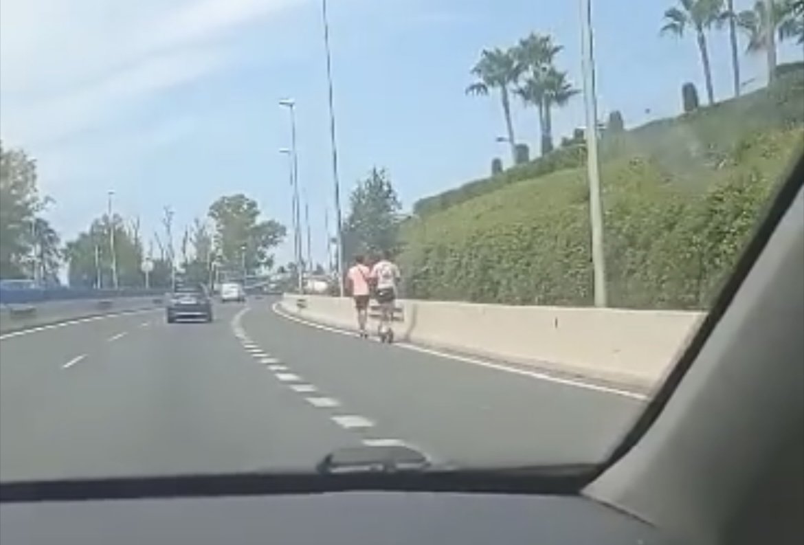 Sin casco y por el arcén: dos usuarios conducen su patinete eléctrico por la autovía - 443BB7AD 7536 4346 A7EE D851EC46FD73 Sin casco y por el arcén: dos usuarios conducen su patinete eléctrico por la autovía - 443BB7AD 7536 4346 A7EE D851EC46FD73