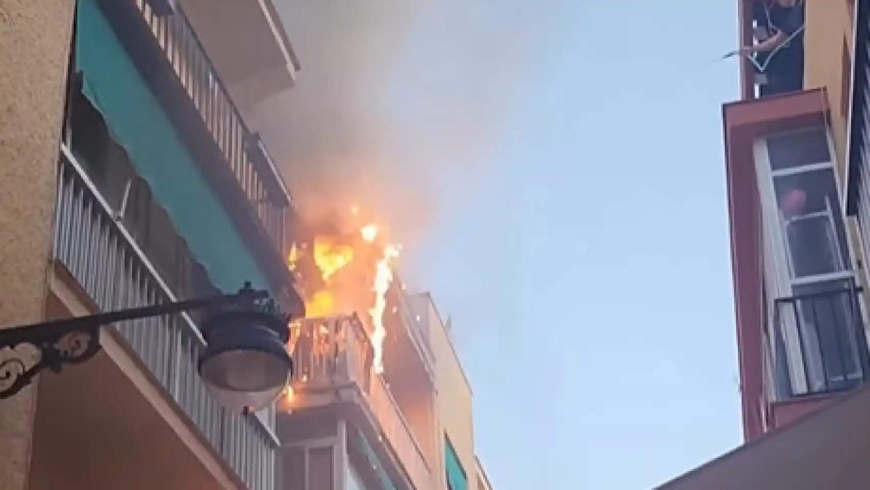 Vecinos ayudan a apagar un espectacular fuego en una vivienda de Fuengirola - Incendio en la vivienda de Fuengirola. / Fuengirola se queja