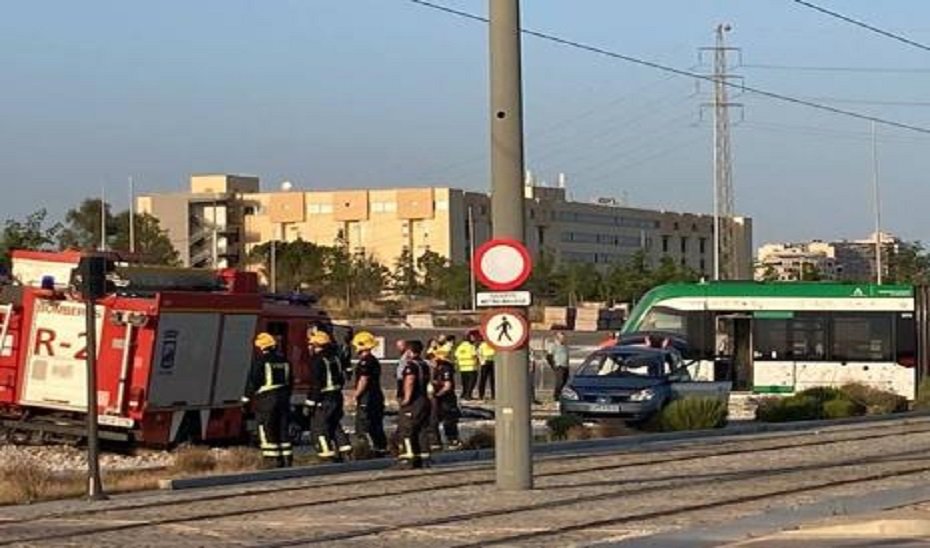 Un vehículo choca contra uno de los vagones del metro en Málaga y deja cuatro heridos - IMG 6357 Un vehículo choca contra uno de los vagones del metro en Málaga y deja cuatro heridos - IMG 6357
