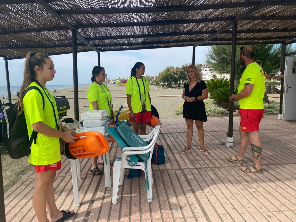 Comienza en Casares la temporada de playas con la activación del socorrismo - Socorristas con noelia 1 1030x773 1 Comienza en Casares la temporada de playas con la activación del socorrismo - Socorristas con noelia 1 1030x773 1