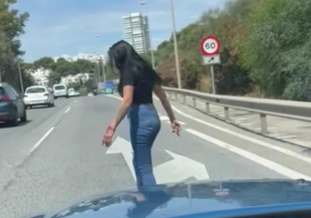 La peligrosa moda de cruzar por mitad de la Autovía, una chica es captada por la A-7 en Marbella - WhatsApp Image 2023 06 02 at 17.17.12 e1685719166533 La peligrosa moda de cruzar por mitad de la Autovía, una chica es captada por la A-7 en Marbella - WhatsApp Image 2023 06 02 at 17.17.12 e1685719166533