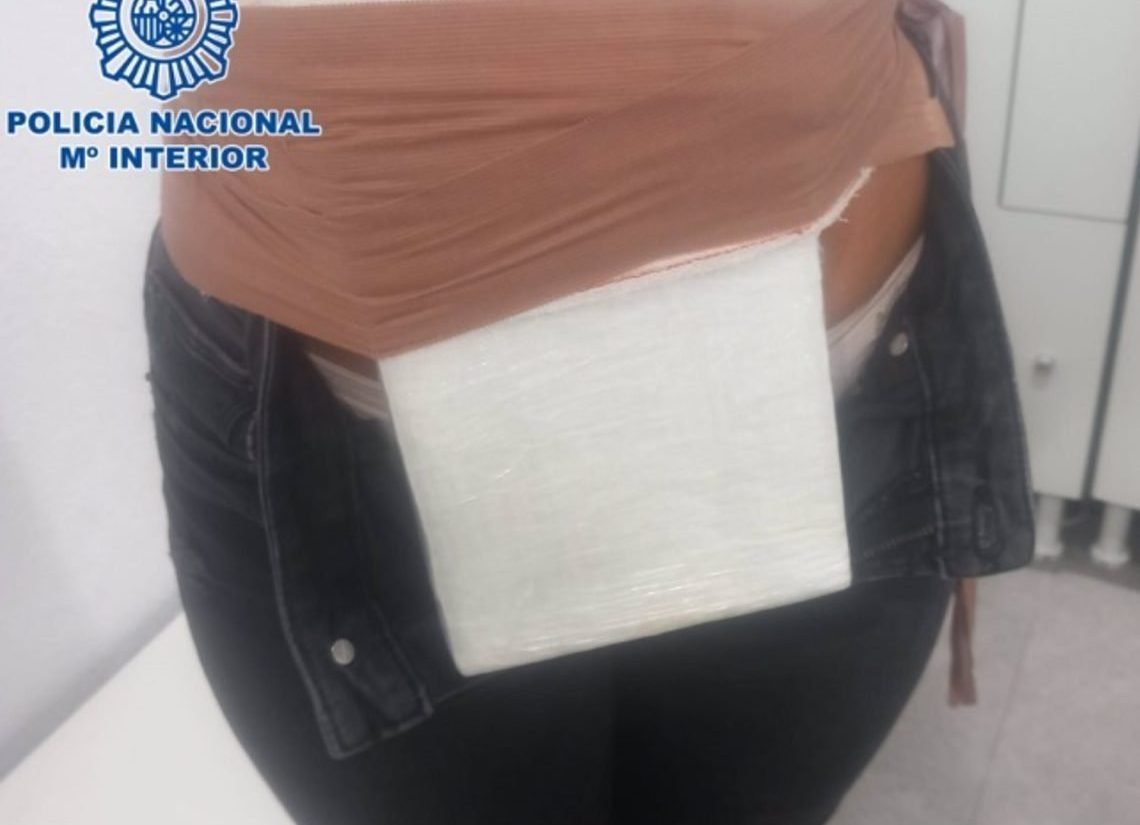 Detenida una mujer que portaba un kilo de cocaína pegado a su cuerpo - fotonoticia 20230619103750 1920 e1687165327302 Detenida una mujer que portaba un kilo de cocaína pegado a su cuerpo - fotonoticia 20230619103750 1920 e1687165327302