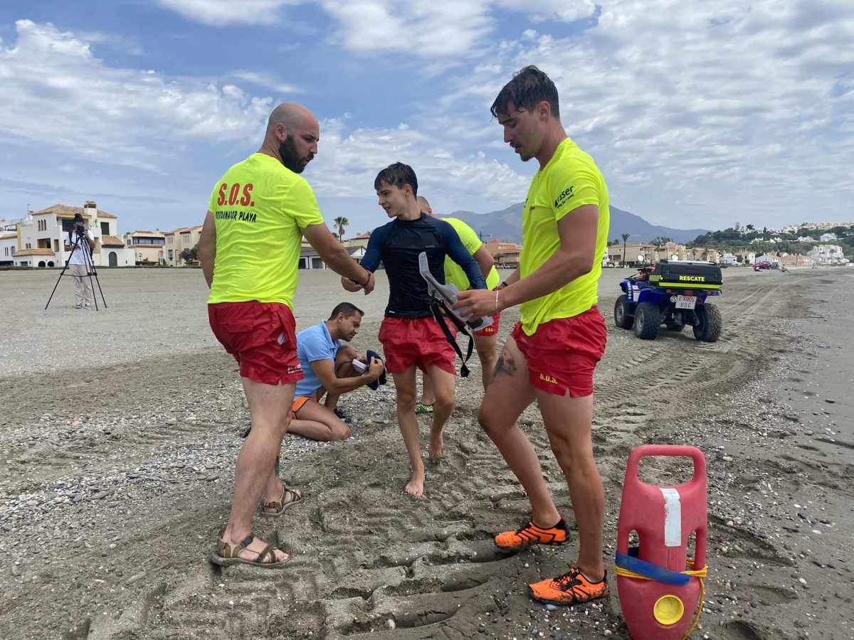 El equipo de salvamento de las playas casareñas realiza un simulacro de rescate en el mar - image 11 El equipo de salvamento de las playas casareñas realiza un simulacro de rescate en el mar - image 11