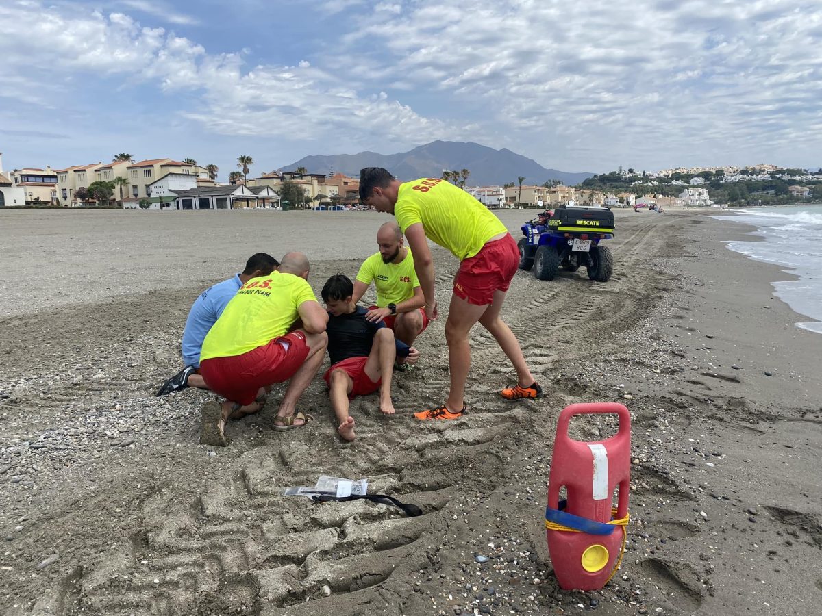 El equipo de salvamento de las playas casareñas realiza un simulacro de rescate en el mar - image 12 El equipo de salvamento de las playas casareñas realiza un simulacro de rescate en el mar - image 12