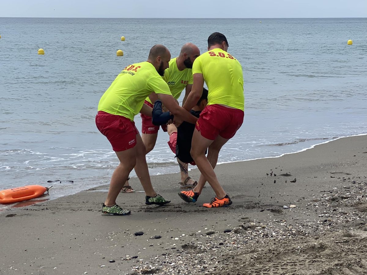 El equipo de salvamento de las playas casareñas realiza un simulacro de rescate en el mar - image 13 El equipo de salvamento de las playas casareñas realiza un simulacro de rescate en el mar - image 13