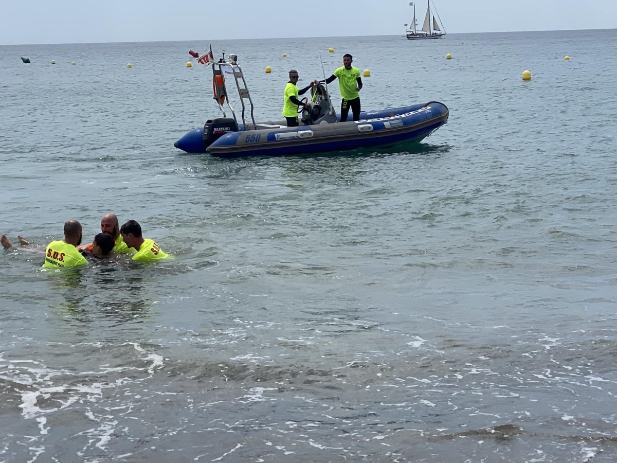 El equipo de salvamento de las playas casareñas realiza un simulacro de rescate en el mar - image 14 El equipo de salvamento de las playas casareñas realiza un simulacro de rescate en el mar - image 14