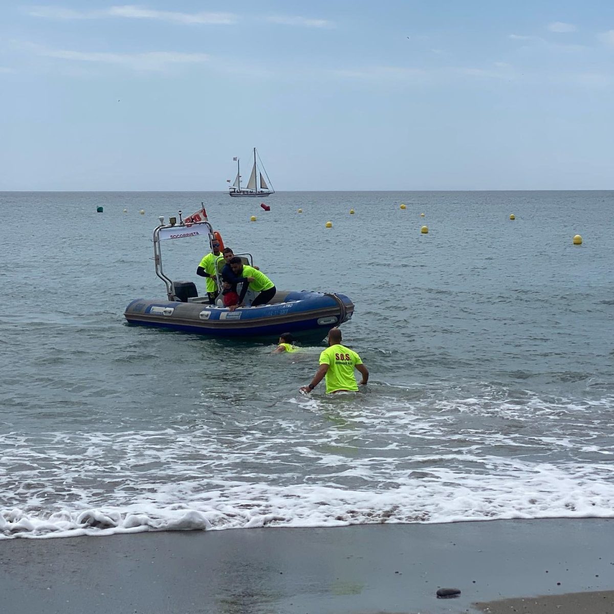 El equipo de salvamento de las playas casareñas realiza un simulacro de rescate en el mar - image 8 El equipo de salvamento de las playas casareñas realiza un simulacro de rescate en el mar - image 8