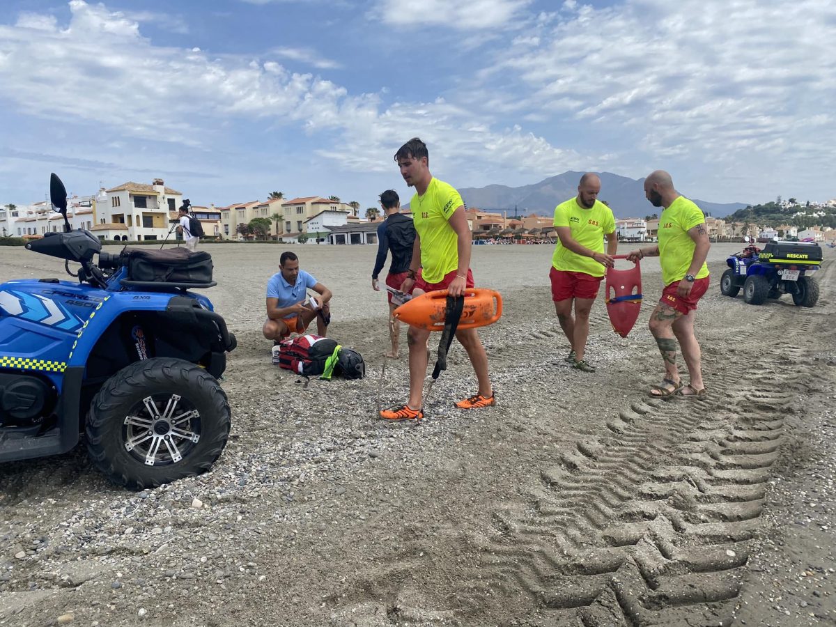 El equipo de salvamento de las playas casareñas realiza un simulacro de rescate en el mar - image 9 El equipo de salvamento de las playas casareñas realiza un simulacro de rescate en el mar - image 9