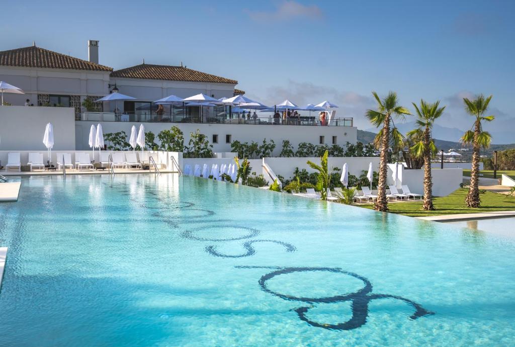 So/Sotogrande lanza una oferta de 30 puestos de trabajo para trabajar en sus instalaciones - so sotogrande spa golf resort 167516812746 Piscina infinity pool de So/Sotogrande Spa & Golf Resort.
