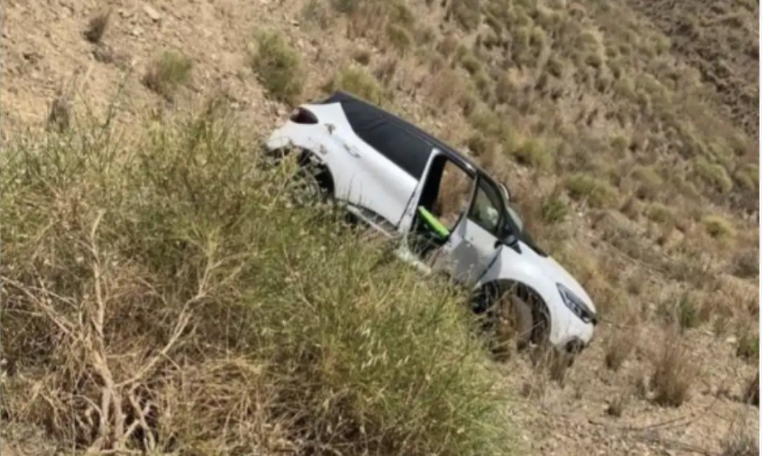 Caen por un barranco a bordo de su coche debido a una arqueta en mal estado en Mijas - IMG 6967 Caen por un barranco a bordo de su coche debido a una arqueta en mal estado en Mijas - IMG 6967