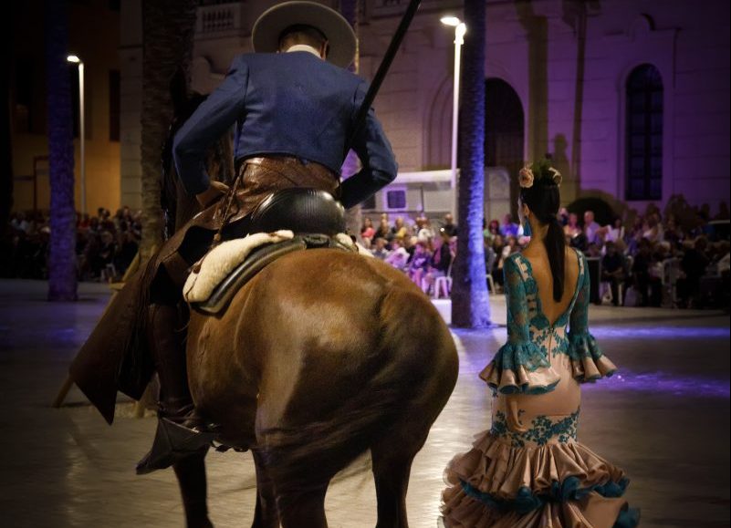 ‘Cabalgando entre costuras’, el desfile que rinde homenaje a la moda andaluza en SO/Sotogrande - SO SOTOGRANDE CABALGANDO ENTRE COSTURAS e1690370268314 ‘Cabalgando entre costuras’, el desfile que rinde homenaje a la moda andaluza en SO/Sotogrande - SO SOTOGRANDE CABALGANDO ENTRE COSTURAS e1690370268314