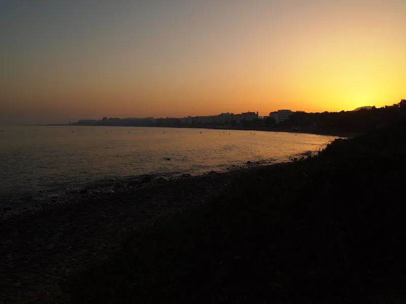 La playa de La Rada acoge el Espeto Fest 2023, un evento musical con distintos géneros - Vista nocturna de la Playa de la Rada en Estepona en la Costa del Sol en la provincia de Malaga Playa de La Rada, Estepona.