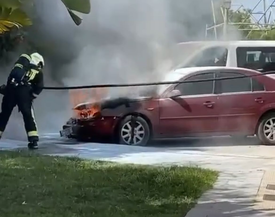 Arde un coche al lado del supermercado Dani del Corte Inglés en Mijas - WhatsApp Image 2023 07 12 at 18.46.28 Arde un coche al lado del supermercado Dani del Corte Inglés en Mijas - WhatsApp Image 2023 07 12 at 18.46.28