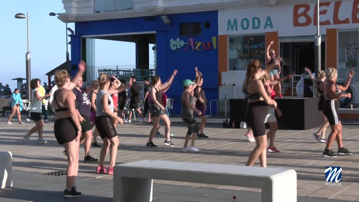 Todos los lunes y miércoles hay clases gratuitas de zumba en el Paseo Marítimo de Sabinillas - Clases de zumba en el Paseo Marítimo de Sabinillas de otros años. Archivo (RTV Manilva).